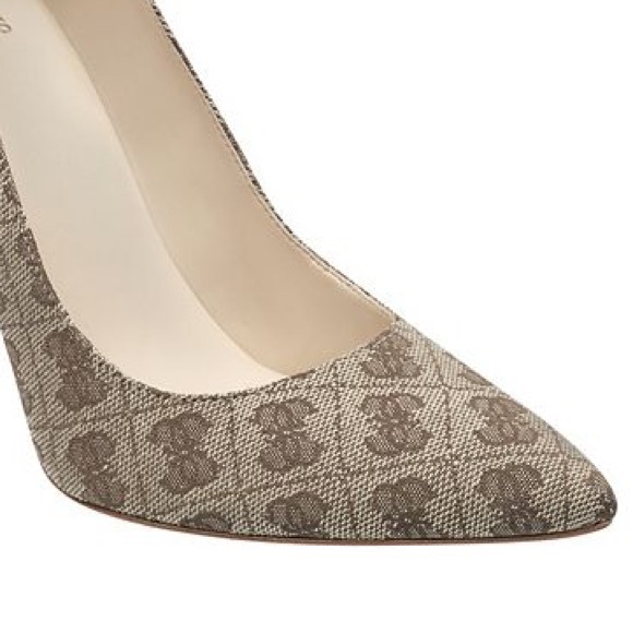 ✨HPx4✨Guess POINTED LOGO-PRINT PUMPS - Picture 8 of 10